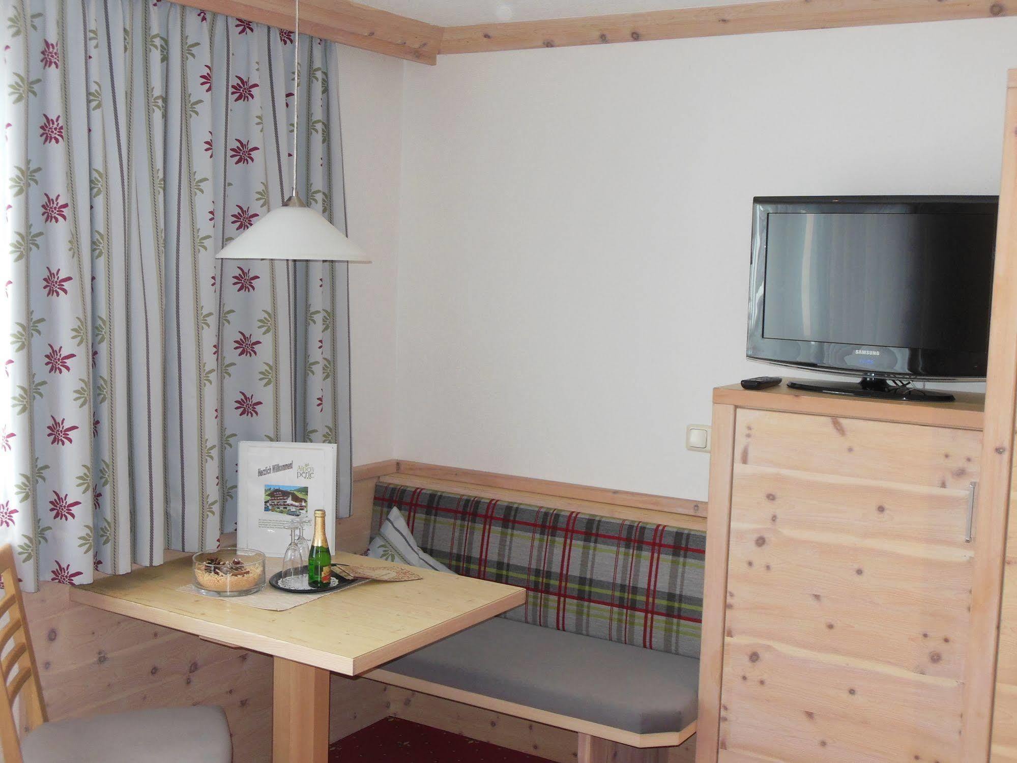Pension Alpenperle Holzgau Exterior foto